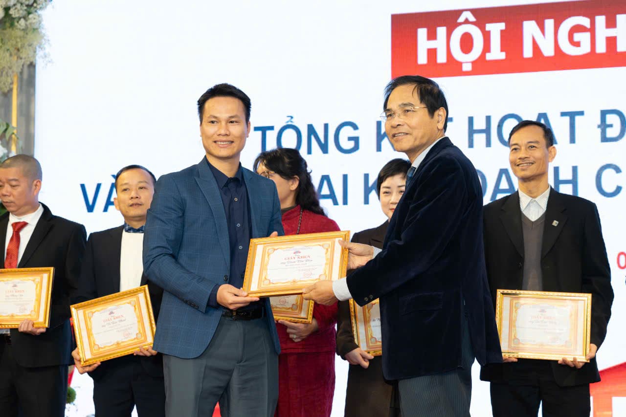 Thầy Doãn Văn Kiên nhận giấy khen danh dự tại Hội nghị Viện