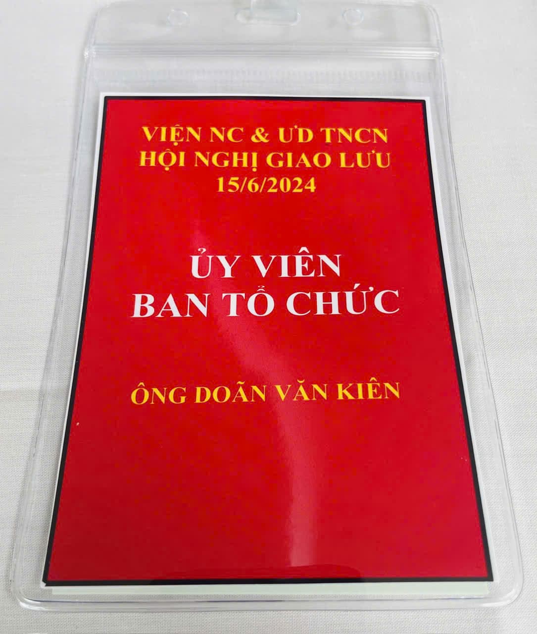 Thẻ ủy viên ban tổ chức hội nghị giao lưu của Thầy Kiên